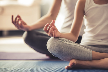 Zwei Frauen in Yoga-Pose