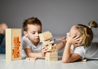 Mädchen und Junge spielen mit Bauklötzen